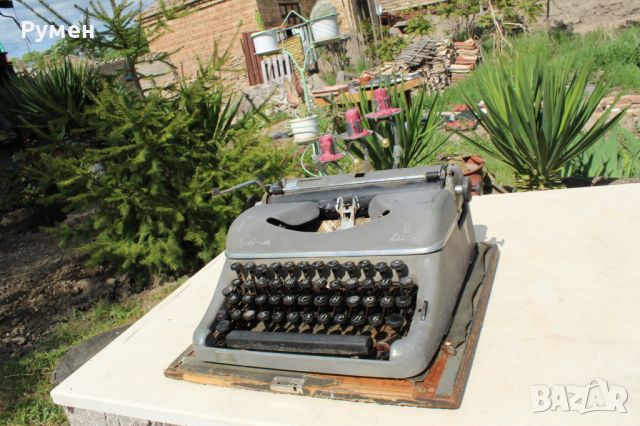 Пишеща машина, снимка 2 - Антикварни и старинни предмети - 45804043