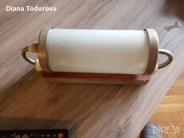 Продавам  стенна лампа  комбинация дърво и стъкло