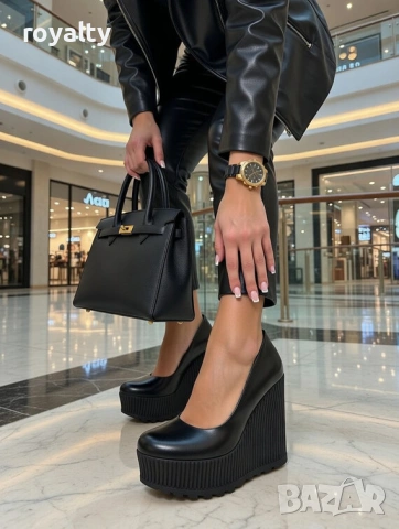 Обувки на платформа - черна лъскава кожа