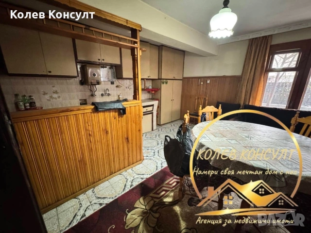 Триетажна къща с търговски помещения град Харманли, снимка 8 - Къщи - 53905651