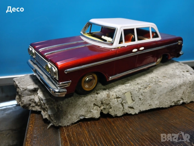 Стара китайска ламаринена играчка автомобил седан.