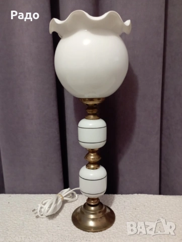 Красива старинна лампа с бял стъклен абажур