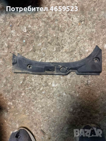 Пластмаса криеща предните болтове на левия пресен калник Ауди Audi A8 D4 H4 само за 30лв. 4H0823745C