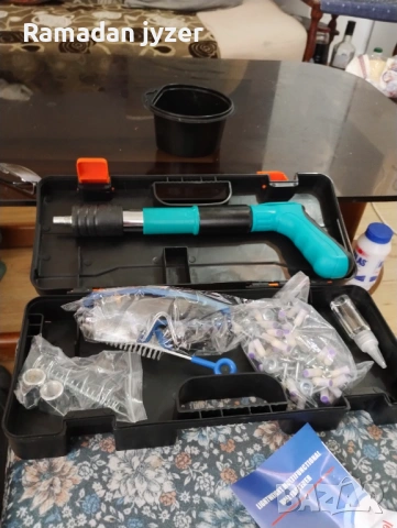 Продавам пистолет за пирони с резервни части и пирони 