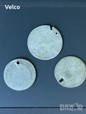 три сребърни монети 