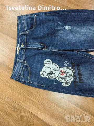 Дамски дънки в отлично състояние размер 30.