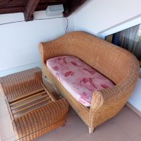 Ратанов диван с масичка с дебел стъклен плот, снимка 2 - Дивани и мека мебел - 45693789