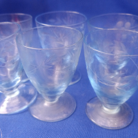 Ретро малки симпатични ракиени чашки, ръчна гравюра, син оттенък – 6 бр, снимка 1 - Антикварни и старинни предмети - 44938109