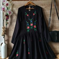 Черна рокля с бродирани цветя , снимка 3 - Рокли - 45477688