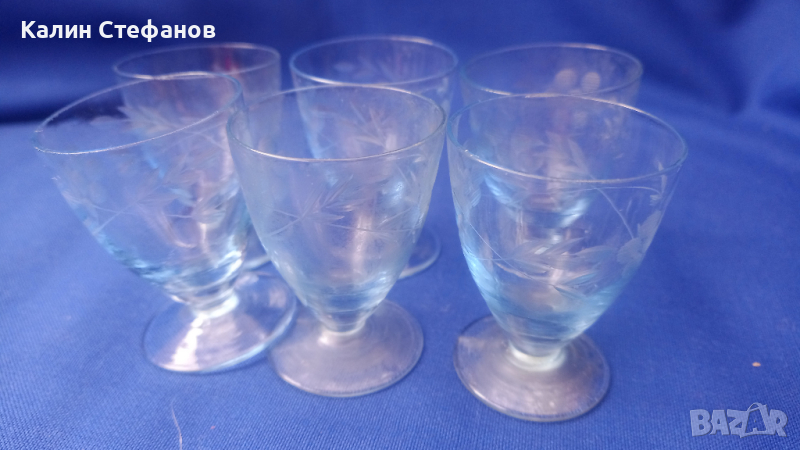 Ретро малки симпатични ракиени чашки, ръчна гравюра, син оттенък – 6 бр, снимка 1