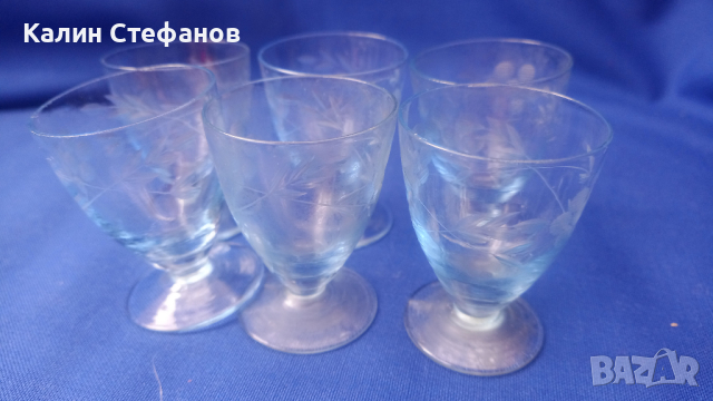 Ретро малки симпатични ракиени чашки, ръчна гравюра, син оттенък – 6 бр, снимка 1 - Антикварни и старинни предмети - 44938109