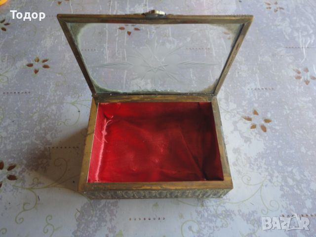 Невероятна кутия за бижута бронз и гравирано стъкло, снимка 4 - Антикварни и старинни предмети - 45806225