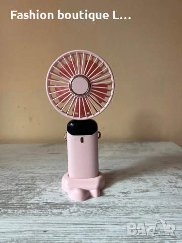 Розов вентилатор със стойка и различни степени зарежда се с USB type C и работи отлично 🩷