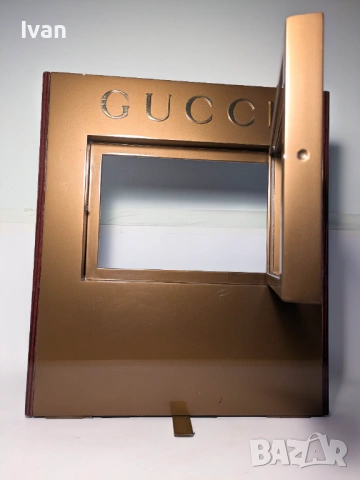 Голяма рекламна стойка щанд GUCCI с крило за снимка, снимка 3 - Стелажи и щандове - 53471814