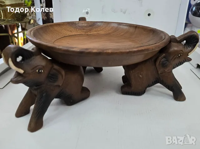 Купа от дърво върху три слона 