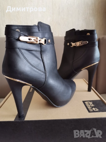 Елегантни боти с висок ток 