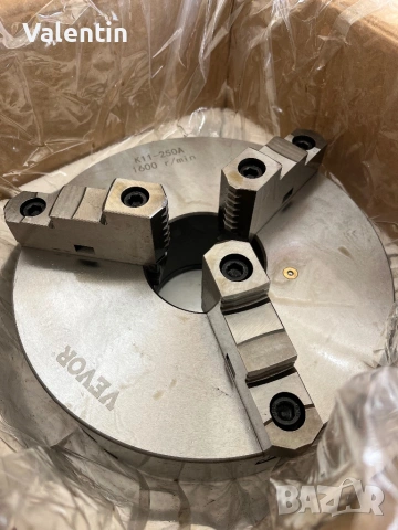 Универсал/патронник с три челюсти Ф250