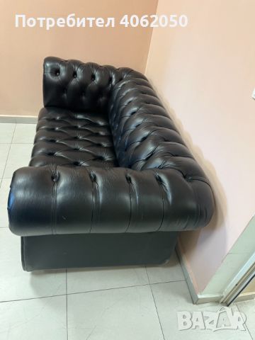 Двоен черен диван Честърфийлд, произведен в Англия, изцяло с бутони. , снимка 2 - Дивани и мека мебел - 45286674