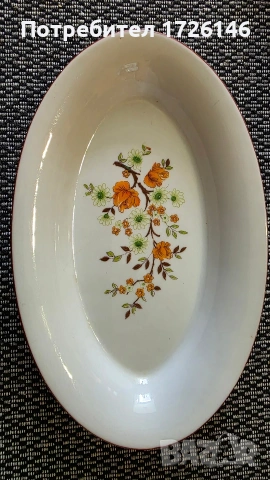 Порцеланова овална чиния на Дянко Стефанов с червен кант 