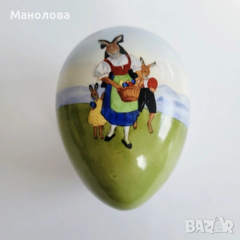 Порцеланова кутийка във формата на великденско яйце с ръчно рисувани мотиви на зайци.
