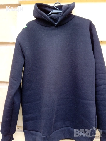 Черен суитчърт с ластици на ръкавите.