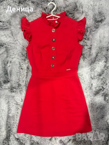 Червена рокля