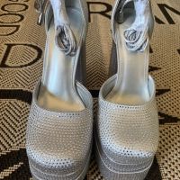 Страхотни блестящи обувки, снимка 5 - Дамски обувки на ток - 45464750