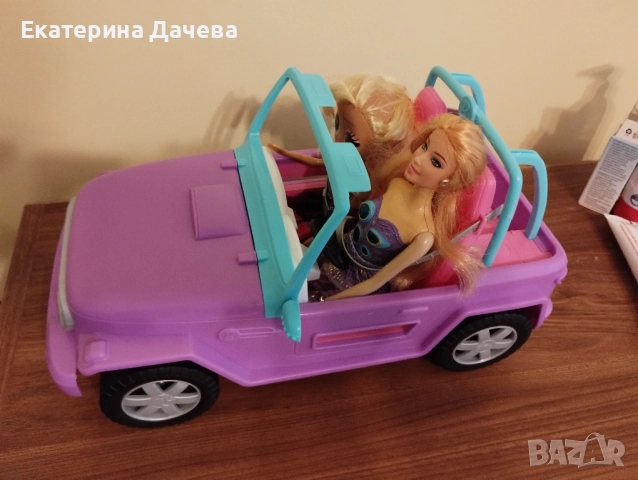 Продавам джип кабрио и две кукли Барби 