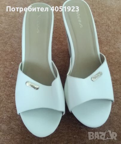 Дамски бели обувки на платформа