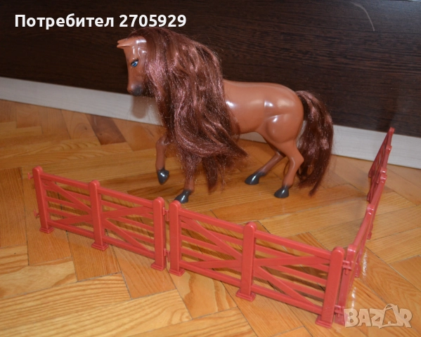 Голяма играчка кон с огради