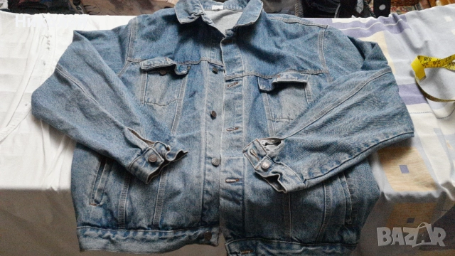 Старо дънково яке с леки следи от употреба