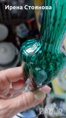 Малка кристална вазичка в изумрудено зелен цвят, извито оребрена., снимка 6 - Вази - 45740852