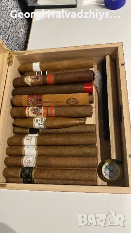 Хумидор за пури с калено стъклено прозорче пълно с пури 