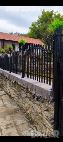 Цвете със стойка за огради 