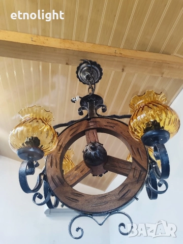 Красив полилей съчетание от дървено колело и елементи на ковано желязо, жълти стъкленици и розетка , снимка 4 - Полилеи - 51730052