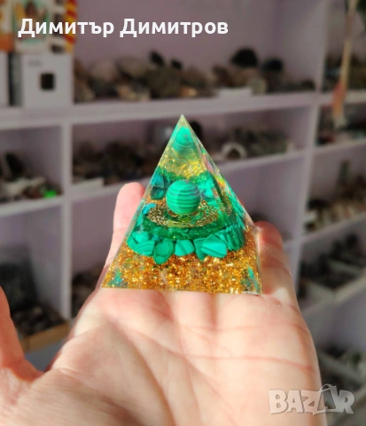 Пирамида оргонит. С естествени камъни малахит. Идея за подарък.