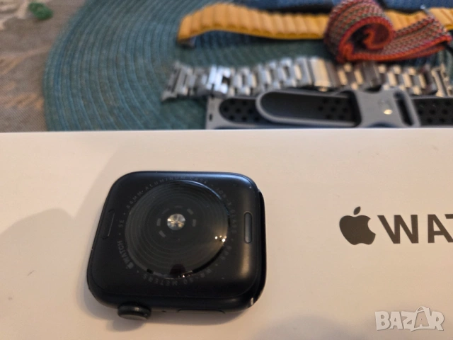 Apple Watch SE 2022,44mm, снимка 3 - Смарт часовници - 54014839