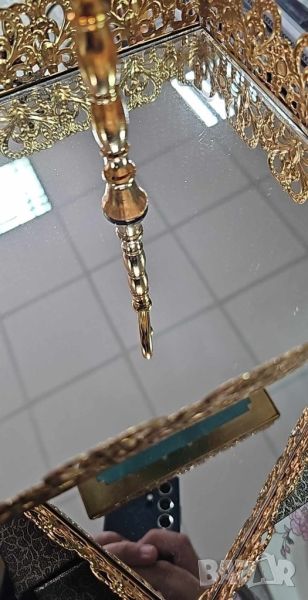 Луксозна двуетажна декорация в златисто с огледални основи, подходяща и като поставка за бижута, снимка 1