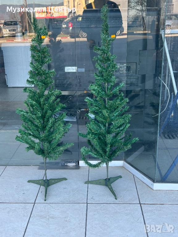 Коледна елха с пластмасова поставка , снимка 1