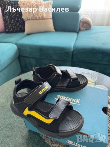 Чисто нови детски сандали 
