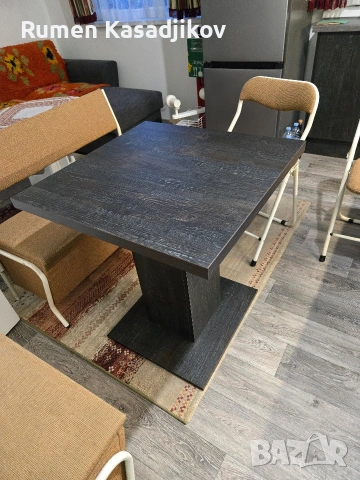 Продавам трапезна маса  