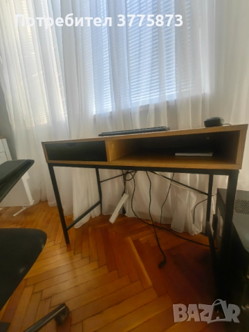 Офис бюро със стол