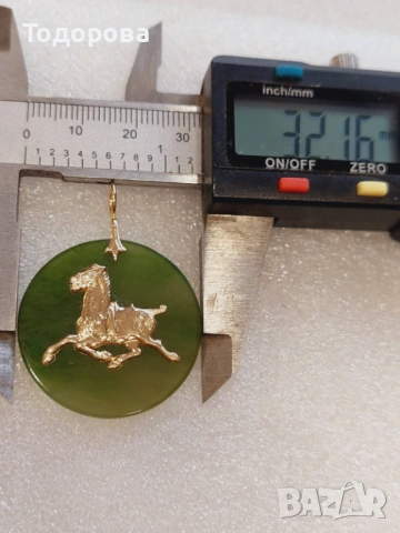 Златен медальон(инкрустиран златен кон върху зелен жаид) злато 14 карата, снимка 8 - Колиета, медальони, синджири - 53395699