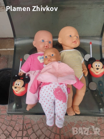 три стари кукли , няколко комплекта дрешки и комплект Мики Маус бейби център