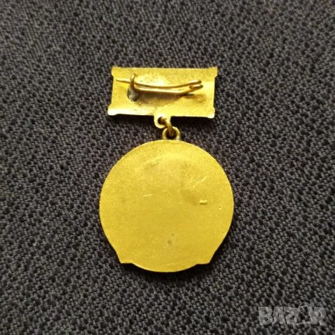 Соц. нагр. знак - Отличник Мин-во на строежите , снимка 2 - Антикварни и старинни предмети - 48833483