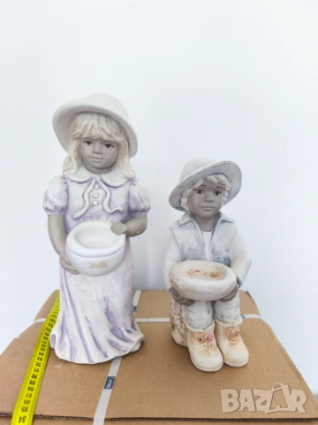 Два чифта гипсови фигурки на момче и момиче 