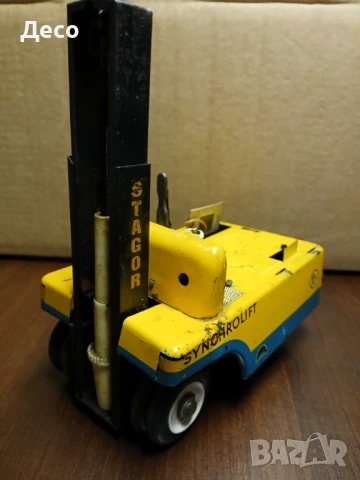 Стара ГДР играчка мотокар за ремонт.