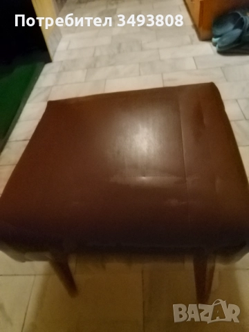 Стара запазена кожена табуретка , снимка 3 - Дивани и мека мебел - 51670365