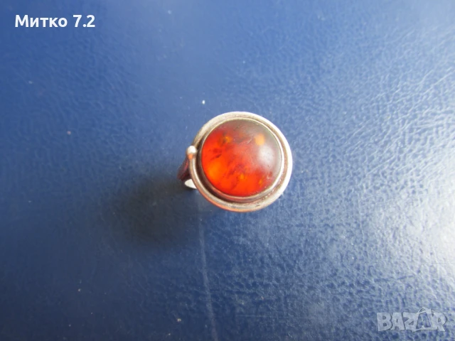 Стар сребърен пръстен с естествен кехлибар