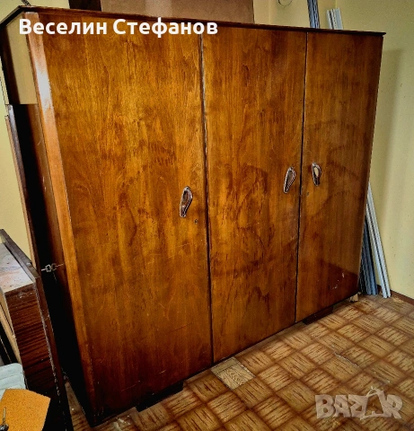 Старинен трикрилен гардероб от масив орех, снимка 7 - Гардероби - 53435614